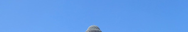 While photographing in front of Ushiku Daibutsu ⇨ suddenly a child... Reactions to the "dramatic shot" include "feels like being guided" and "perfect timing".