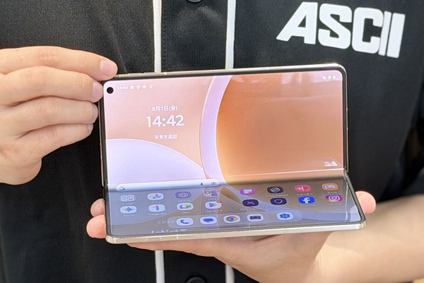 I tried Motorola's foldable smartphone that's lighter than the iPhone, and the price was so low I was impressed!