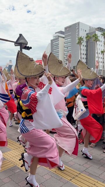 "W-Why?!" "Never thought she'd be dancing!" - Surprised voices such as "an aura of someone extraordinary" and "I'm shocked!" for the actress participating in Awa Odori! Sato Tamao, who also gets interviewed by a local program, receives intense attention.