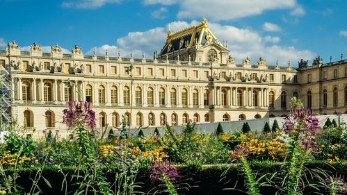 Versailles Palace admission tickets sell out on a France trip → A staff member's comment turns them into an "annual pass holder," with reactions saying "too aristocratic in initiative"
