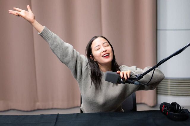 "You really posted this, didn't you?" — Hirose Suzu's "super-sized comparison shot" drew reactions like "As expected, she's big," "A feast for the eyes," and "The transparency was amazing."
