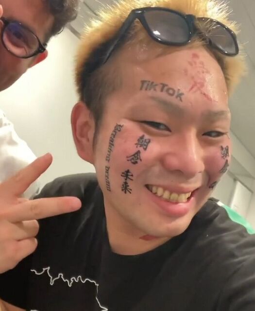 Face Niki, with six arrests and an "Asakura Mikuru" tattoo on his right cheek from four years ago, receives comments on his "dramatic transformation" such as "Do your best," "Compared to when you were edgy..." and "You look the most radiant now."