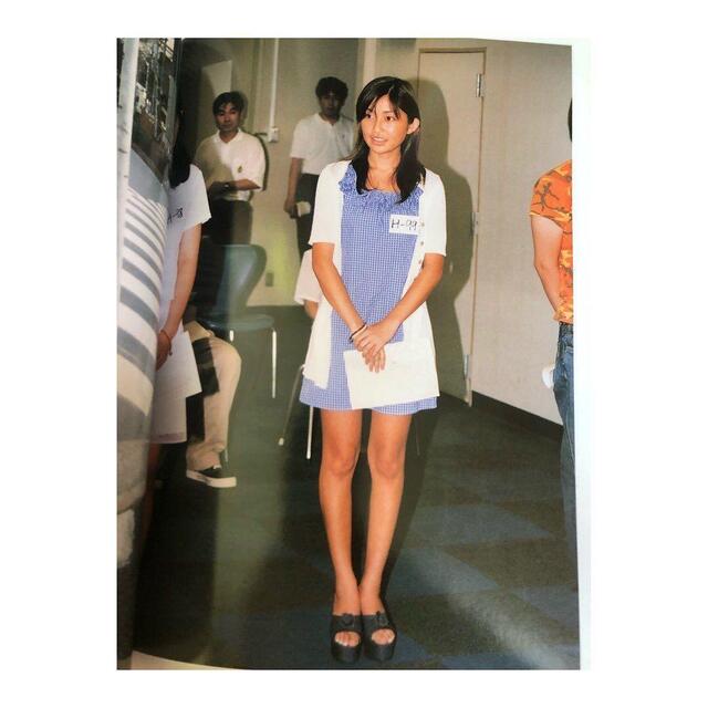 "At a Loss Where to Look" — 27 Years Since Waitress Debut in "Hagure Deka"... Private Home Shots in Underwear with Black Innerwear Peeking, Mayumi Ono Draws "As Expected of a Gravure Idol"