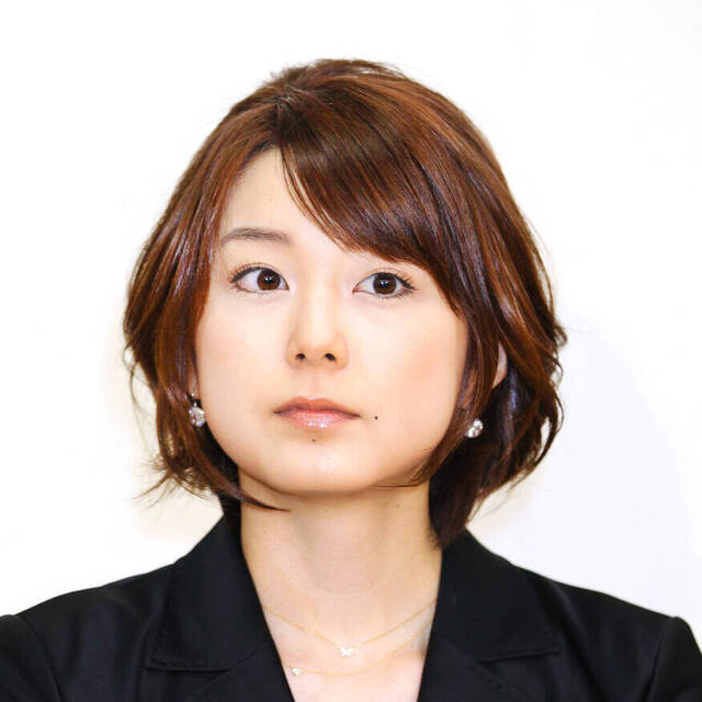 Fuji TV employee Yuri Akimoto in a form-fitting T-shirt! Highlighting her stunning figure, "So young!" Showing off her beautiful waist — the latest shot of "the two who once worked in news."