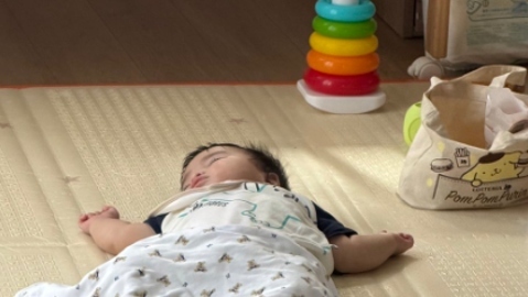 When the baby was napping, the beloved cat's action... ⇨ "An aura of 'I'll protect you!' is coming from its back," earning 59,000 likes.