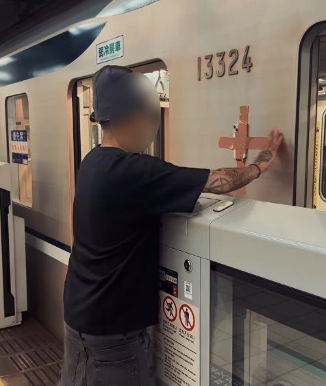 A TikToker's video of taping a smartphone to a train and sprinting at full speed along the platform sparks controversy—was it a clothing brand's promotion?