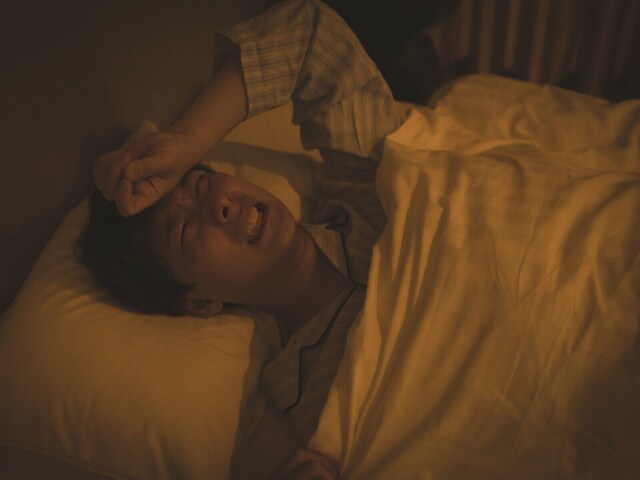 Q. If I sleep with the air conditioner on, I get cold, but if I turn it off, I wake up from the heat. What should I do?