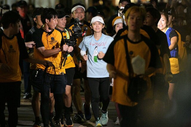 Intruder with placard crashes Mari Hoshino's '24-hour marathon' just before the goal: 'Don't touch me, you guys!'