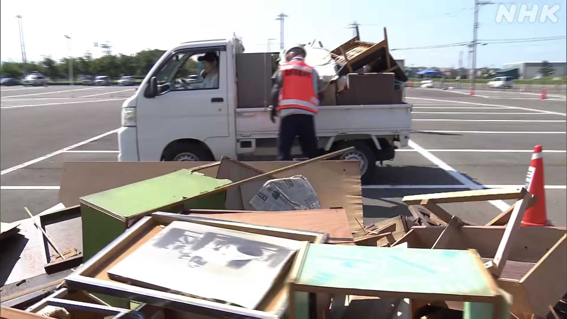 Fukui Prefecture: Lots of garbage such as furniture after heavy rain