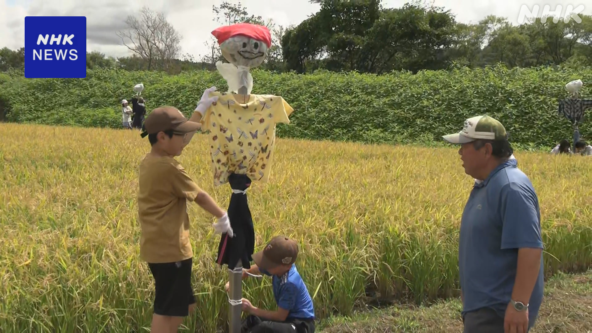 Children in Otofuke, Hokkaido Make Scarecrows