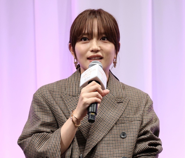 Kawaguchi Haruna, who announced her marriage and pregnancy, appeared with a visibly fuller belly even through her jacket and flat shoes, and took photos while seated on a chair, with an unusual style of appearance that showed consideration for her condition.
