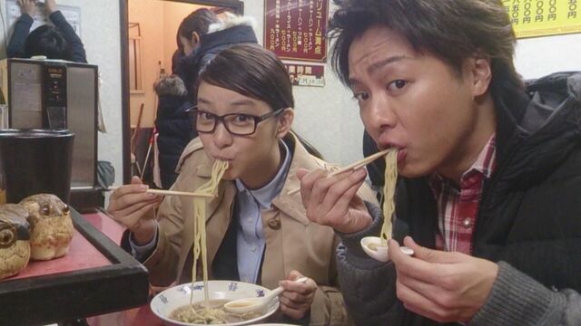 "Three daughters, huh?" "Her husband is amazing." A shocking marriage at the peak of her popularity at age 23! Now a mother of three, Emi Takei's "white T-shirt & denim" look draws comments like "He must be bragging" and "I'm so jealous that his wife is Emi Takei."