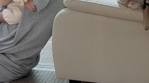 Husband who returned from the washroom: "Don't move!" ⇨ A "family moment" captured by chance drew reactions like "This is the best" and "It'll still be lovely even 50 years from now."