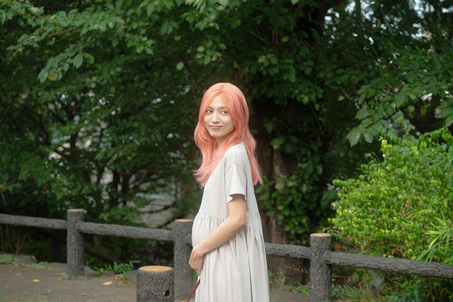Also a hot topic after losing 10kg... Haruna Kawaguchi releases stills from her starring film with a drastically different pink-haired look, filled with "love for her child"