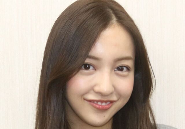 "Her face has changed too much..." At 35, weighing 39 kg... Tomomi Itano's "mini-length look" draws mixed reactions: "I'm worried," "As long as she herself is healthy, it's fine," "The autumn fashion is lovely."