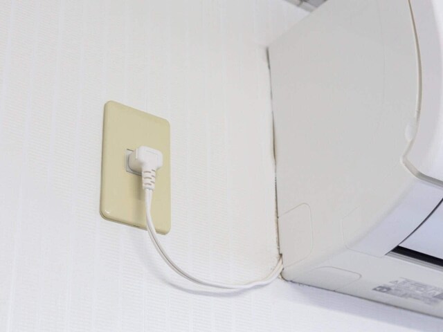Q. I plan not to use the air conditioner until winter, but will unplugging the power plug save electricity?
