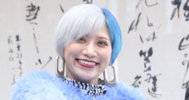 "You can see everything!" Surprised voices at the runaway appearance of married comedian Nobuko: "I wonder up to what age you can be a gal" "This person has nerves of steel"