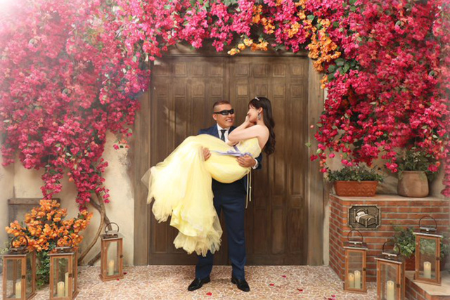 44-year-old YouTuber marries his first-ever girlfriend, 10 years younger; the partner is also a celebrity, sparking reactions like "Whaaaat!?" and "Such a beautiful wife."