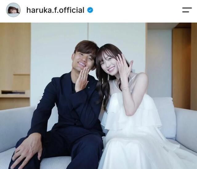 Takefusa Kubo's surprise marriage! Haruka Fukuhara's frilled dress price and brand "identified" by netizens: "Her taste is just too good"