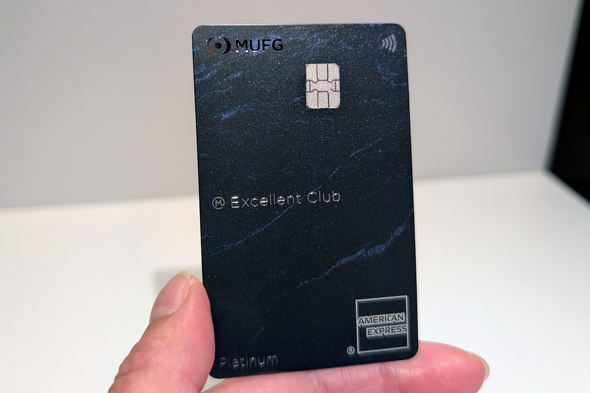 What are the attractions of MUFG's top-tier "Emut" service for those with assets of 30 million yen or more and the "no annual fee" Amex Platinum?