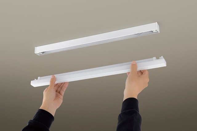 Panasonic's Palook LED line lamp allows you to replace the straight tube LED lamp yourself!