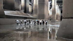 "I never imagined it would be done by hand..." 'Underground Temple' cleaned in a single line by 15 people; video causes a stir—after unusually continuous rain, 'we responded promptly'