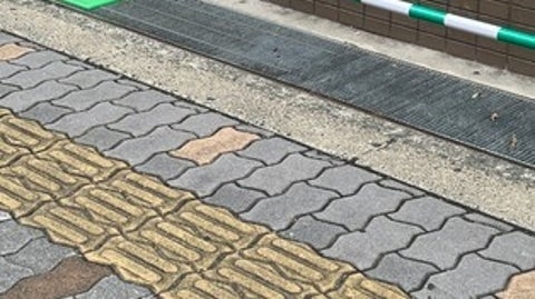 A "too-young traffic cone" working hard on the street gets 57,000 likes ⇒ Voices of support say, "Will it become a red one when it grows up?"