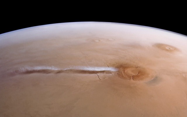 Could the long cloud extending from Mars' Arsia Mons overturn "common sense"? It may be formed by homogeneous nucleation.