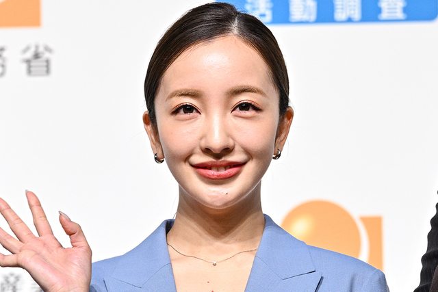 Tomomi Itano gets an unexpected jab over a family dinner scene: "Aren't you embarrassed?" Meanwhile, debate erupts with some saying "My parents' home was like this too"