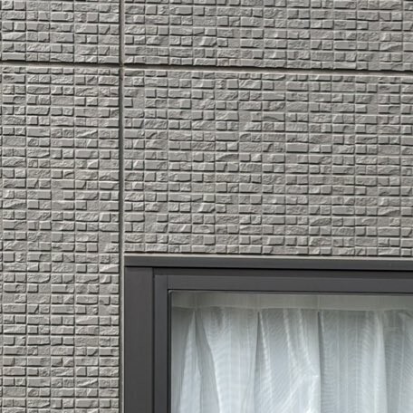 A single photo received from the neighbor: two cats visible in the window... ⇨ Surprising pose draws comments like "service for the neighbor" and "commemorative photo"