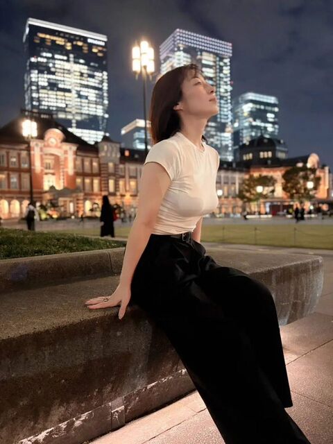 "Partner" actress Satō Hiroko's private outfit draws buzz: tight white T-shirt gets comments like "I feel so much glamour," "Wow, so nostalgic," and "Haven't seen this in ages."