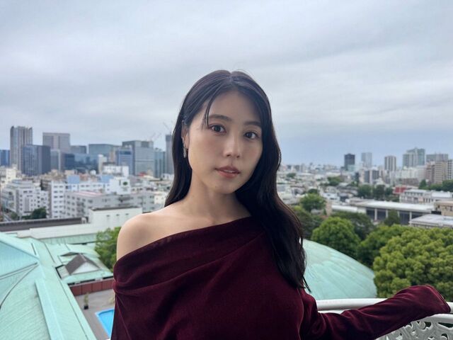 Kasumi Arimura, holding hands with a same-age actor on a night street, faces drawing close for a kiss, the two pressed snugly together... her past film scenes are drawing renewed attention: "Makes my heart flutter" "Great acting"